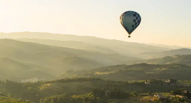 Hot air balloon over the Tuscan countryside, an unforgettable experience for couples.