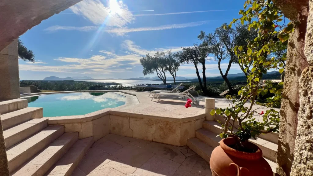 Luxury Italian villa in featuring a private infinity pool and panoramic Mediterranean sea views for a family vacation.