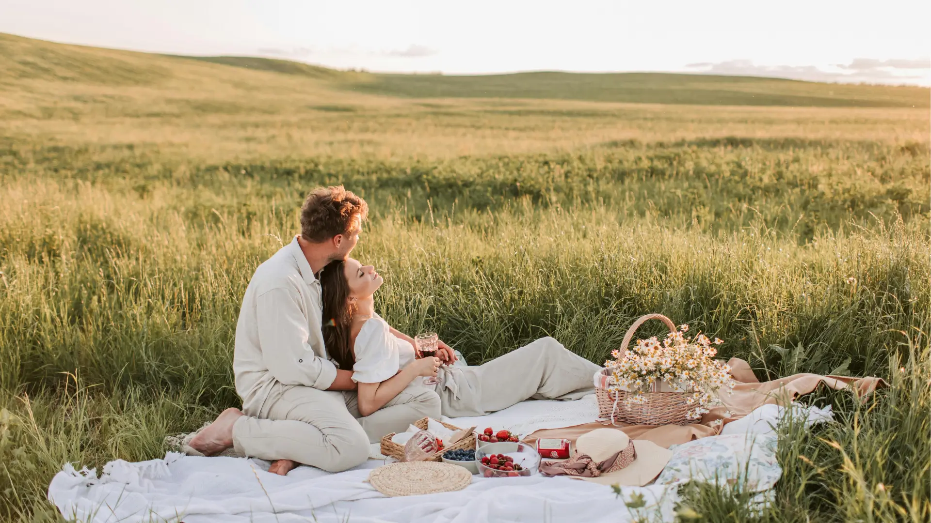 How to plan a honeymoon in Italy, a couple at a countryside picnic